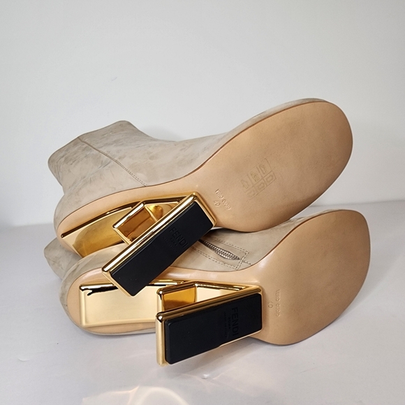 Fendi Nabuck Fendi First Ankle Leather Bootie in Roger. Size 40 - Picture 6 of 8